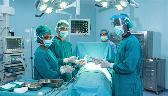Firefly _Imagem Geral De Uma Equipa De Cirurgia Na Sala De Operac ̧o ̃es . Esta ̃o Em Pleno Ato Cirur 744175
